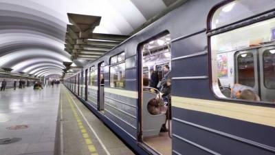 Мужчина погиб под колесами поезда в метро Петербурга— видео