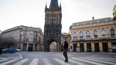 Бродить по улицам запрещено, закрыто почти все: ограничения из-за коллапса с COVID-19 в Чехии