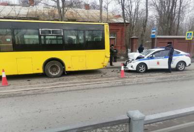 Спешивший на вызов полицейский автомобиль врезался в автобус в Кронштадте