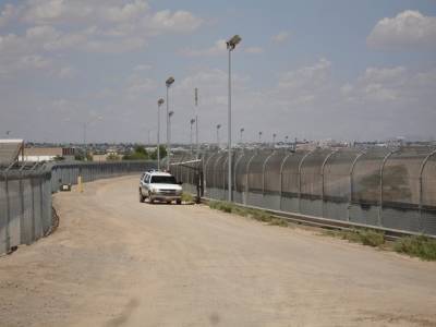 СМИ: На американо-мексиканской границе задержали рекордное за 15 лет число мигрантов