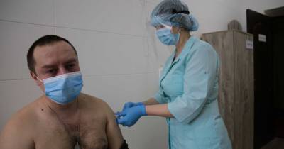 В зоне ООС от коронавируса вакцинировали более тысячи военных: были ли осложнения