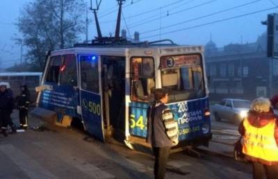 Неуправляемый трамвай в РФ снес девять автомобилей - видео