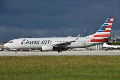 Boeing 737 MAX компании American Airlines совершил экстренную посадку в США