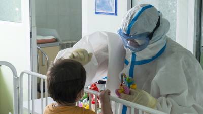 Врач назвал срок распространения коронавируса заболевшими детьми