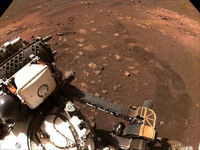 Марсоход Perseverance проехал первые метры по поверхности Марса и прислал новые фото