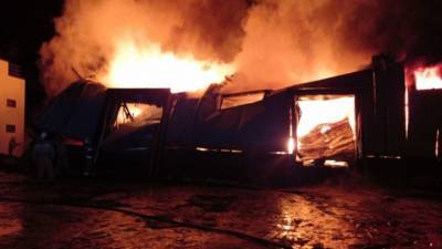 Крупный пожар на складе в Пензе тушат несколько часов