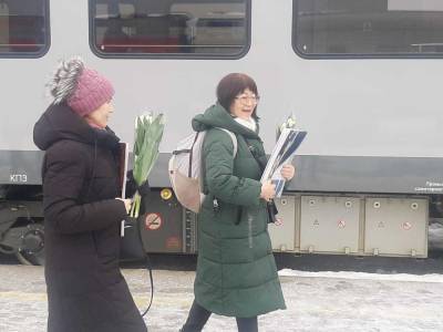 Букеты тюльпанов стали сюрпризом для пассажирок сахалинских поездов