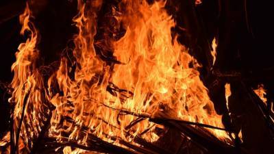 Спасатели тушат пожар на мясокомбинате в оренбургском Новотроицке