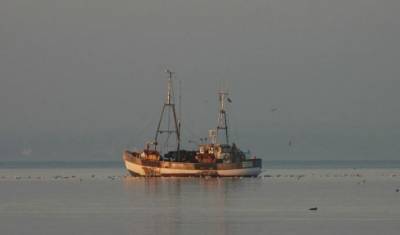 Судно с 30 рыбаками вспыхнуло в Приморском крае