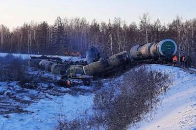 В Хабаровском крае после схода цистерн с рельс ограждают место разлива нефти
