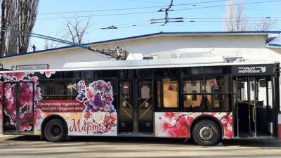 Бесплатно и с цветами: по Крыму пустили праздничные троллейбусы