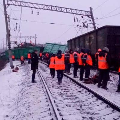 Последствия схода 17 вагонов грузового поезда в Хабаровском крае устраняют более 200 железнодорожников