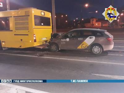 Рано утром в Минске такси влетело в рейсовый автобус