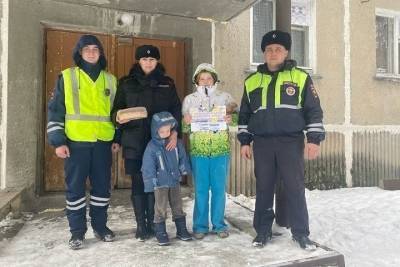 Кыштымские полицейские, спасшие на пожаре многодетную семью, поздравили девочек и их маму с 8 марта