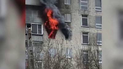 В Свердловской области сотрудница полиции спасла на пожаре женщину с маленьким ребенком