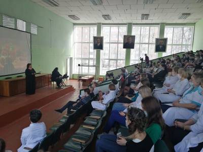Артисты Смоленской филармонии поздравили медиков с 8 марта