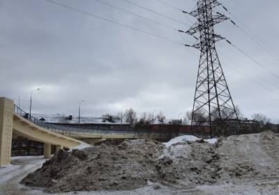 В Ярославле свалили гигантскую кучу грязного снега у Добрынинского моста