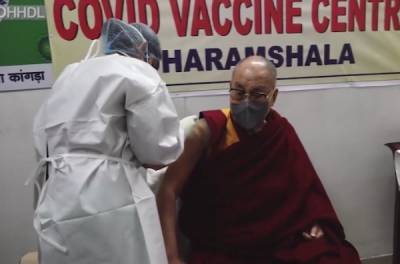 Далай-лама сделал прививку от коронавируса