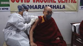 Далай-лама сделал прививку от коронавируса – видео