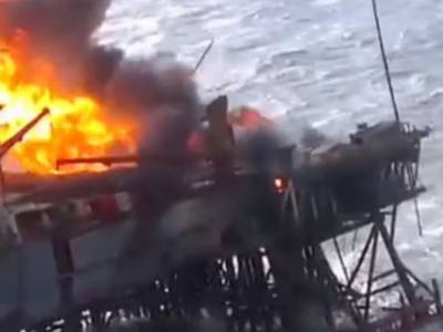 В Японском море горело российское судно с 30 рыбаками: видео
