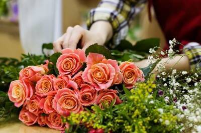 От цветов до гаджетов: мужской и женский взгляд на подарки к 8 Марта