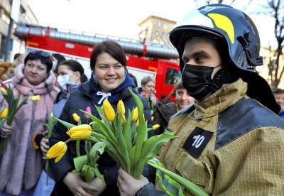 Флешмобы и концерты: в России начали поздравлять женщин с 8 марта