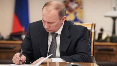 Путин поручил Кабмину определить орган для защиты семьи и детства