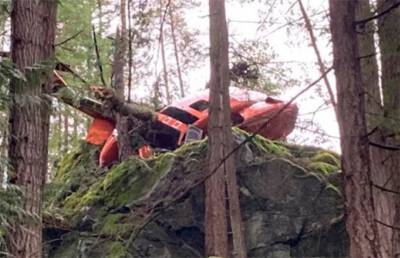 На западе Канады разбился вертолет: два человека пострадали