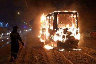 В Новосибирске на Горбатом мосту полностью сгорел трамвай