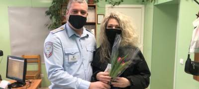 Полицейские в Карелии дарят женщинам цветы