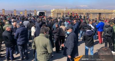 В Ереване проходит акция в поддержку Генштаба — с требованием отставки Пашиняна
