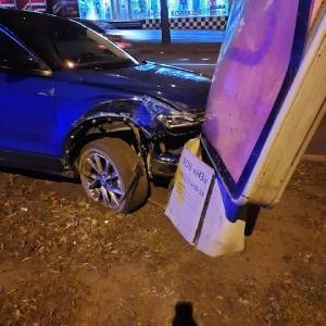 В Запорожье пьяная женщина за рулем иномарки снесла ситилайты и протаранила авто. Фото