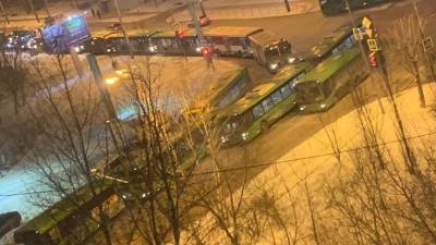 Тюменцы, живущие около ТПАТП № 1, жалуются на автобусы, перегораживающие въезд во двор
