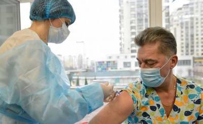 В НАН предупредили о плохих последствиях, если не вакцинировать 100 тысяч украинцев ежедневно