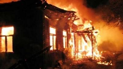 Хабаровские пожарные обнаружили в сгоревшем деревянном доме тела двух детей
