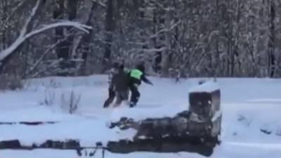 Спасатели вывели ходившего по льду водоема мужчину в трусах в Царицыне
