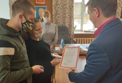 Две молодые семьи из Подпорожья получили соцвыплаты на покупку жилья