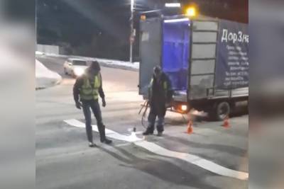 На Касимовском шоссе в Рязани рабочие нанесли разметку на разбитую дорогу