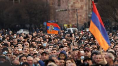 После митинга ереванские ветераны устроили марш