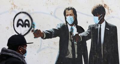 Джон Траволта с "пушкой" против коронавируса: яркие граффити эпохи пандемии