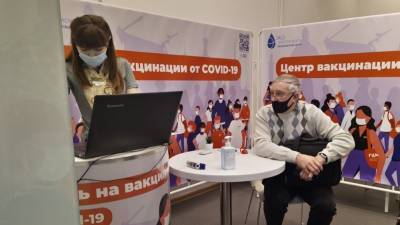 Россиян призвали прививаться повторно при малом количестве антител в организме