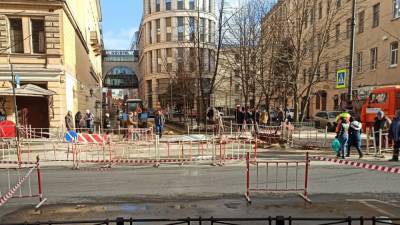 Улицу в центре Петербурга обволокло паром из-за прорыва трубы
