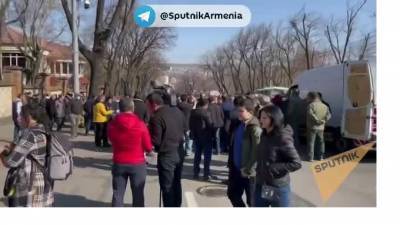 Митинг противников Пашиняна начался у здания парламента Армении