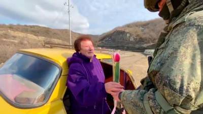 Новости на "России 24". Российские миротворцы подарили женщинам Нагорного Карабаха цветы
