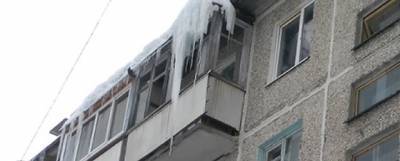 Рухнувшая с крыши в Самаре глыба льда чуть не убила школьника
