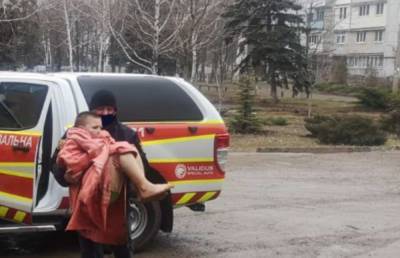 ЧП на Донбассе: окоченелого мальчика на руках доставили в больницу, что произошло