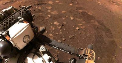 Планетоход Perseverance сделал первые "шаги" по Марсу и показал "селфи"