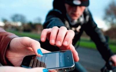 В Виннице мужчина вырывал из рук прохожих телефоны и скрывался на велосипеде