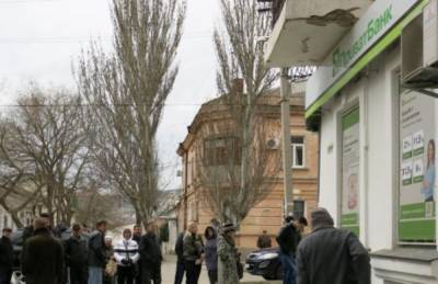 ПриватБанк закрывает отделения по всей Украине, люди боятся за свои деньги: "У большинства..."
