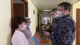 Московские росгвардейцы поздравили женщин-медиков с 8 Марта